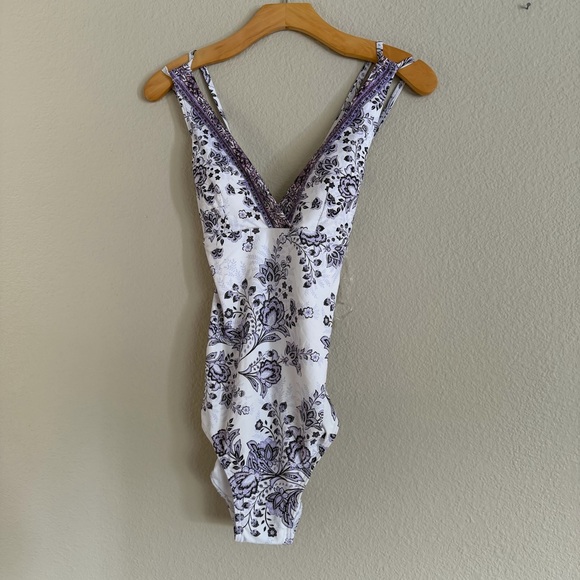 Torrid 5 (5x 28) Yellow Pineapple Lace Trim Mid Wireless Swim  display picture 1